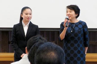 　フィギュアスケート・アイスダンスの吉田唄菜（左）とフジワラテクノアートの藤原恵子社長＝２０１９年１１月、岡山市