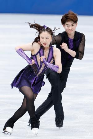 　ミラノ・コルティナ冬季五輪の団体アイスダンス・ＲＤで演技する吉田唄菜（左）、森田真沙也組＝６日、ミラノ（共同）