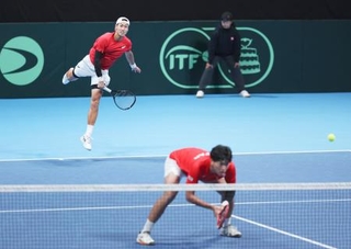 　日本-オーストリア　ダブルスでプレーする綿貫陽介（奥）、柚木武組＝有明コロシアム