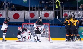 　日本-ドイツ　第１ピリオド、先制ゴールを許し肩を落とすＧＫ増原ら＝ミラノ（共同）