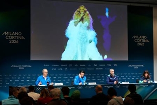 　マライア・キャリーさんが出演した五輪開会式の歌の演出について記者の質問に答える大会組織委の担当者（右端）＝７日、イタリア・ミラノ（共同）