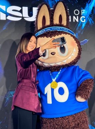 　国際スケート連盟のイベントに参加し「ラブブ」と写真を撮る荒川静香さん＝７日、ミラノ（共同）