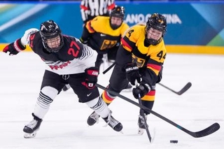 　日本-ドイツ　第２ピリオド、競り合う小山（左）＝ミラノ（共同）