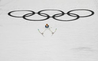 　女子個人ノーマルヒルで銅メダルを獲得した丸山希の１回目の飛躍＝プレダッツォ（共同）