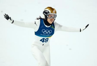 　女子個人ノーマルヒル　２回目の飛躍で着地を決めた丸山希。銅メダルを獲得した＝プレダッツォ（共同）