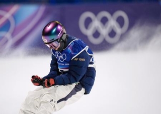 　男子ビッグエア決勝　３回目のジャンプで着地を決めガッツポーズする木村葵来＝リビーニョ（共同）