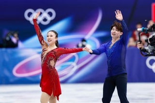 　団体アイスダンス・フリーの演技を終え、あいさつする吉田唄菜（左）、森田真沙也組＝ミラノ（共同）