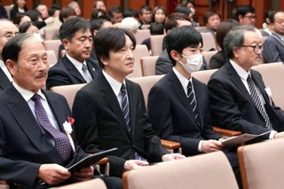 　全国学校・園庭ビオトープコンクール２０２５の発表大会に出席された秋篠宮さまと悠仁さま＝８日午後、東京・上野の東京国立博物館平成館（代表撮影）