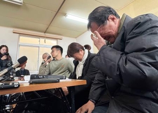 　台湾人男性ダイバーの死亡事故を受け、記者会見で涙を流す「長生炭鉱の水非常を歴史に刻む会」の関係者＝８日午前、山口県宇部市