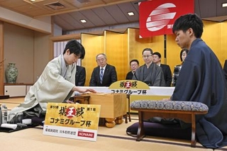 　第５１期棋王戦コナミグループ杯５番勝負第１局で、増田康宏八段（右）と対局する藤井聡太棋王＝８日午前、松山市