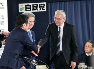 　自民党の開票センターで笑顔の古屋選対委員長（右）＝８日午後８時２２分、東京・永田町の党本部