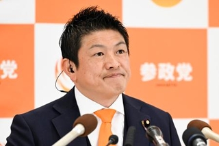 　メディアのインタビューに答える参政党の神谷代表＝８日午後８時５２分、東京都新宿区