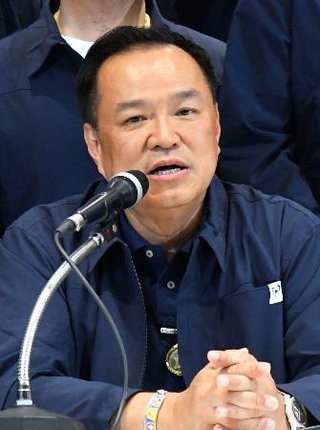 　「タイの誇り党」本部で記者会見するアヌティン首相＝８日、バンコク（共同）