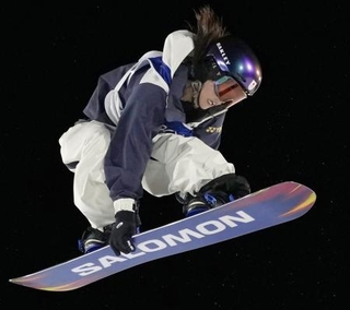 　女子ビッグエア予選　ジャンプする村瀬心椛＝リビーニョ（共同）