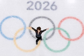 　団体男子フリー　演技する佐藤駿＝ミラノ（共同）