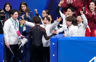 　団体男子フリーの演技を終えた佐藤駿を笑顔で出迎える鍵山優真（中央）ら＝ミラノ（共同）