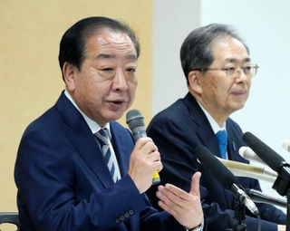 　記者会見する中道改革連合の野田共同代表（手前）と斉藤共同代表＝９日午前、東京・永田町