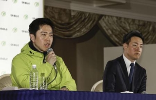 　大阪府知事選で３回目の当選を決め、記者会見する吉村洋文氏。右は大阪市長選で再選を決めた横山英幸氏＝８日、大阪市内のホテル