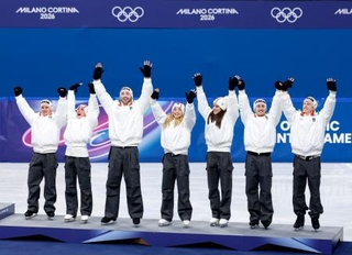 　フィギュアスケートの団体で銅メダルを獲得したイタリアチーム＝８日、ミラノ（共同）