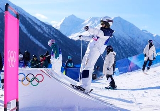 　男子モーグルの公式練習で調整する堀島行真（手前）＝リビーニョ（共同）