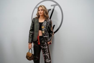 　モデルとしても活躍するフリースタイルスキー女子の中国代表谷愛凌＝２０２３年３月、パリ（ＡＰ＝共同）