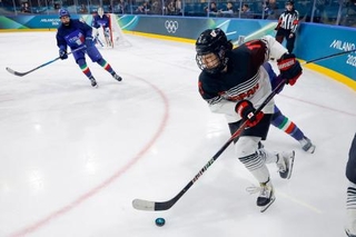 　日本-イタリア　第３ピリオド、攻め込む志賀紅＝ミラノ（共同）