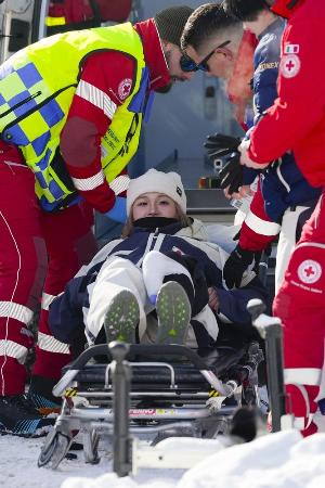 　公式練習中に転倒し、担架で運ばれる近藤心音＝５日、リビーニョ（共同）