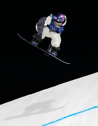 　女子ビッグエア決勝　ジャンプする鈴木萌々＝リビーニョ（共同）