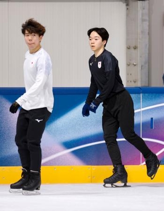 　公式練習で調整する鍵山優真（右）と佐藤駿＝ミラノ（共同）