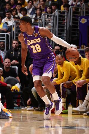 　サンダー戦でドリブルするレーカーズの八村＝ロサンゼルス（ＮＢＡＥ・ゲッティ＝共同）