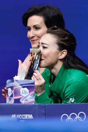 　アイスダンス・ＲＤの演技を終え、キスアンドクライで亡き兄クリスさんの写真を掲げるアリソン・リード＝ミラノ（共同）