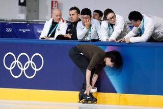 　練習中に靴をテープで巻く三浦佳生＝ミラノ（共同）