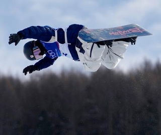 　男子ハーフパイプの公式練習で調整する平野歩夢＝リビーニョ（共同）