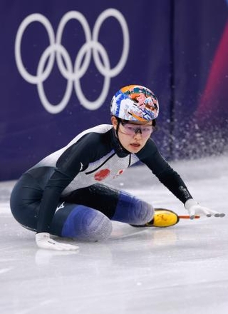 　女子５００メートル予選　転倒する金井莉佳＝ミラノ（共同）