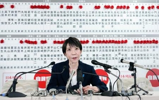 　衆院選の開票が進む中、メディアのインタビューに答える自民党総裁の高市首相＝８日、東京・永田町の党本部