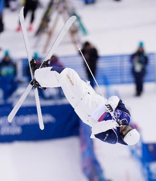 　男子モーグル予選　第２エアを決める堀島行真＝リビーニョ（共同）