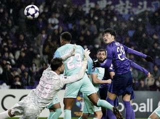 　広島-ジョホール・ダルル・タクジム　後半、ヘディングで自身２点目のゴールを決める広島・鈴木＝Ｅピース