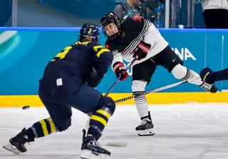 　日本-スウェーデン　第３ピリオド、シュートを放つ前田＝ミラノ（共同）