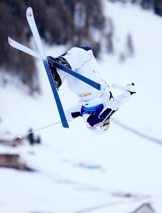 　女子モーグル予選　第２エアを決める冨高日向子＝リビーニョ（共同）