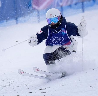 　女子モーグル予選　コブを攻める中尾春香＝リビーニョ（共同）