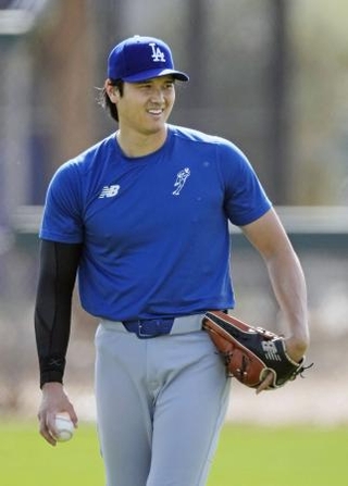 　キャッチボールの合間に笑顔を見せるドジャース・大谷＝グレンデール（共同）