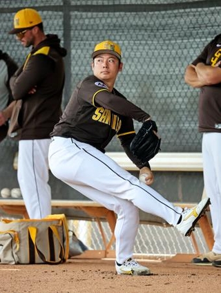 　ブルペンで投球練習するパドレス・松井＝ピオリア（共同）