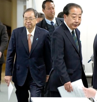 　中道改革連合の議員総会に臨む野田共同代表（右）と斉藤共同代表＝１１日午後、東京・永田町の党本部