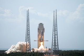 　新型の宇宙船「夢舟」を搭載し、打ち上げられるロケット「長征１０号」＝１１日、中国海南省文昌（新華社＝共同）