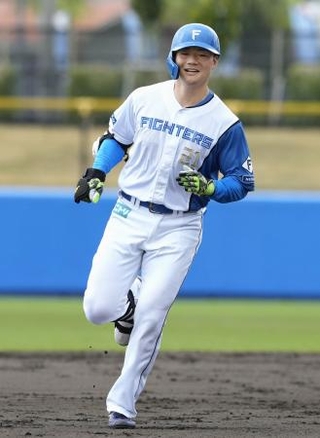 　楽天との練習試合で本塁打を放ち、笑顔で塁を回る日本ハム・清宮幸＝名護