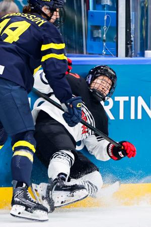 　日本-スウェーデン　第３ピリオド、競り合い倒される小山＝ミラノ（共同）