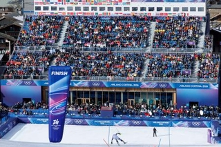 　アルペンスキー男子団体複合会場に詰めかけた観客＝９日、イタリア・ボルミオ（共同）