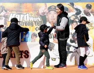 　能登半島地震の復興支援のための募金活動をする松井臨時コーチ＝宮崎