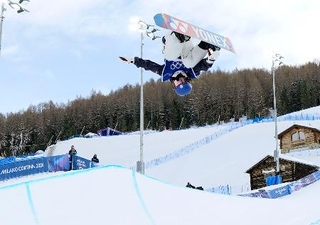 　女子ハーフパイプ予選　エアを決める清水さら＝リビーニョ（共同）