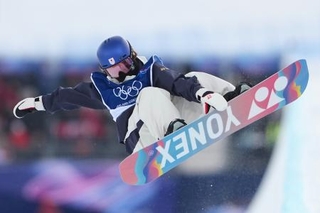 　スノーボード女子ハーフパイプ予選に臨む清水さら＝１１日、リビーニョ（ＡＰ＝共同）